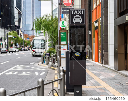 銀座のタクシー乗車禁止地区にある指定タクシー乗り場の標識（優良タクシー乗り場11号） 133460960