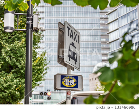 銀座のタクシー乗車禁止地区にある指定タクシー乗り場の標識（優良タクシー乗り場9号） 133460986