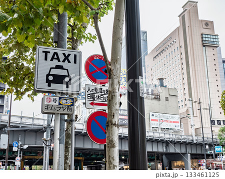 銀座のタクシー乗車禁止地区にある指定タクシー乗り場の標識（優良タクシー乗り場10号） 133461125