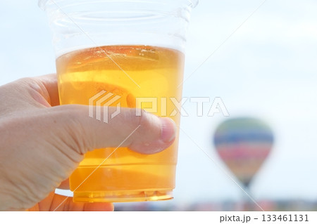 生ビールで乾杯の手と風景 生ビールで乾杯の手と風景 133461131
