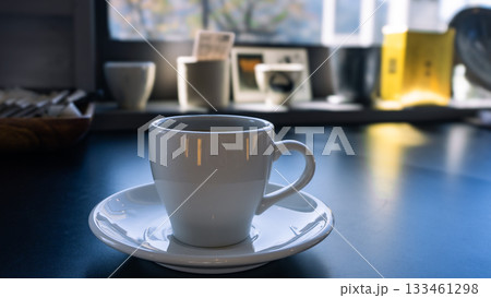 落ち着いたシックなカフェでコーヒーブレイクタイム 落ち着いたシックなカフェでコーヒーブレイクタイム 133461298