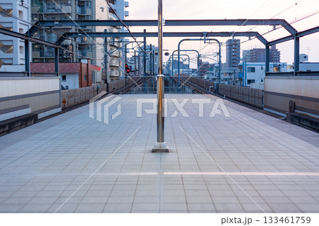夕暮れ時の駅のホーム 夕暮れ時の駅のホーム 133461759