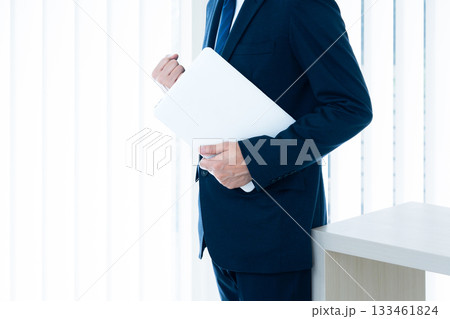 窓辺に立つビジネスマン 133461824