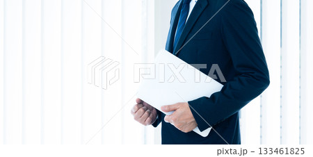 窓辺に立つビジネスマン 133461825
