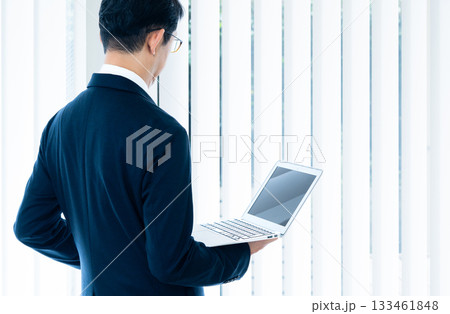 窓辺に立つビジネスマン 133461848