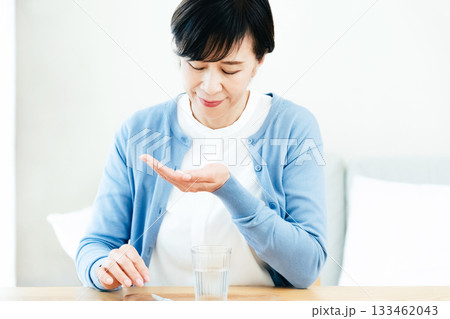 薬を飲むシニア女性 薬を飲むシニア女性 133462043