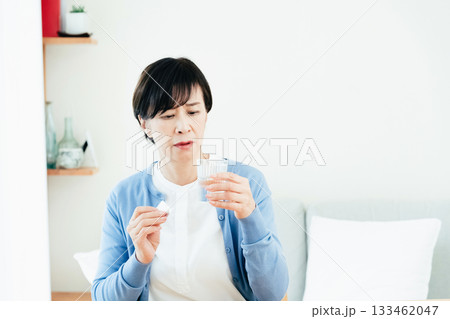 薬を飲むシニア女性 薬を飲むシニア女性 133462047