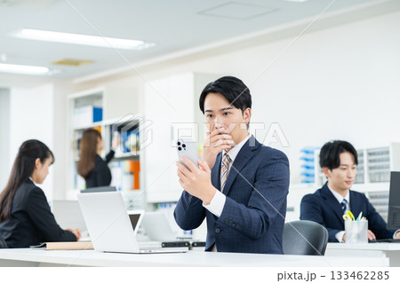 オフィスで働く若いビジネシマン 133462285