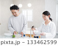 キッチンで皿洗いをする夫婦　共働きなどのイメージ 133462599