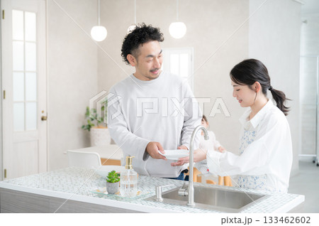 キッチンで皿洗いをする夫婦　共働きなどのイメージ 133462602