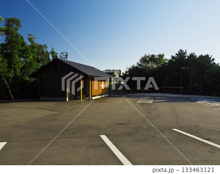 南伊勢町ハートの入り江を望める鵜倉園地の駐車場とトイレ 133463121