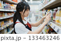 スーパーの若い女性店員 133463246