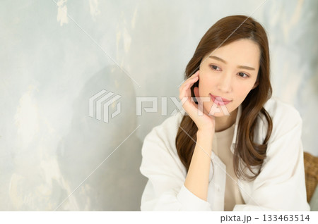 顔に手を添える女性 顔に手を添える女性 133463514