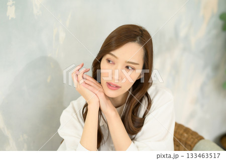 顔に手を添える女性 133463517