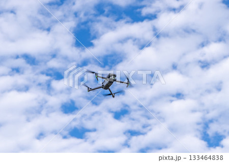飛行するドローン 133464838