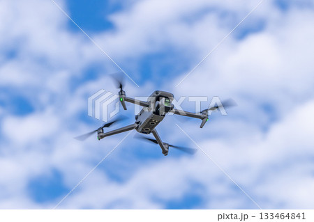 飛行するドローン 133464841