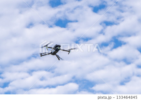 飛行するドローン 133464845