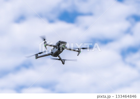 飛行するドローン 133464846