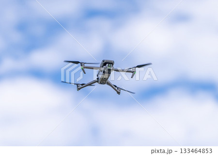 飛行するドローン 133464853
