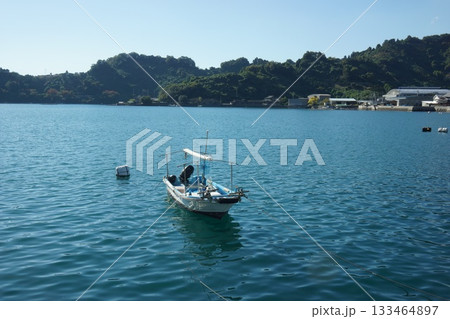 小さな漁港と船 133464897