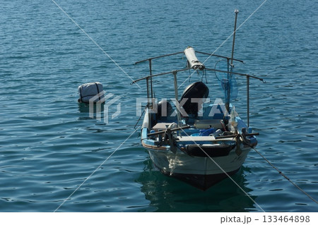 小さな漁港と船 133464898