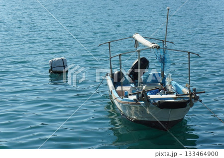 小さな漁港と船 133464900