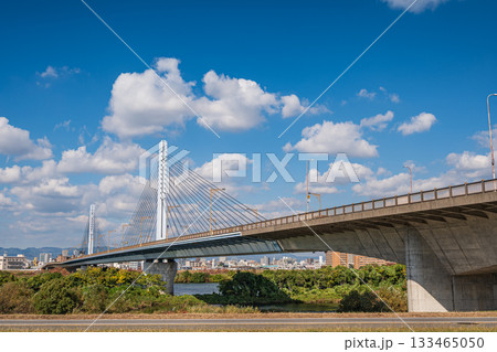 淀川左岸堤防上から望む菅原城北大橋　大阪市 133465050