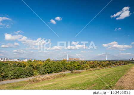 淀川左岸堤防上から望む菅原城北大橋　大阪市 133465055