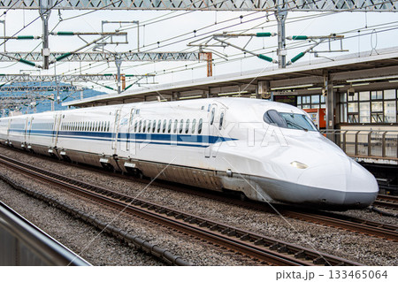 ホームを通過していく東海道山陽新幹線N700A ホームを通過していく東海道山陽新幹線N700A 133465064