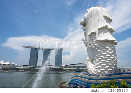 快晴のマーライオンとマリーナベイサンズ, シンガポール 133465139