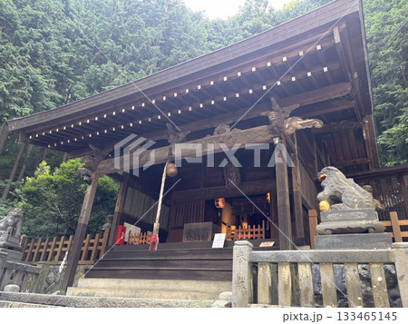 森を背にした本堂(8月 長野県塩尻市 奈良井宿 鎮神社) 森を背にした本堂(8月 長野県塩尻市 奈良井宿 鎮神社) 133465145