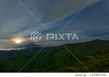 丹沢表尾根・三ノ塔から見る富士山・塔ノ岳の夜景と西に傾いた月 丹沢表尾根・三ノ塔から見る富士山・塔ノ岳の夜景と西に傾いた月 133465146