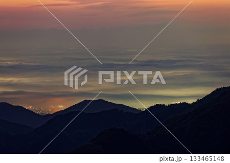 丹沢表尾根・三ノ塔から見る未明の関東平野の雲海 133465148