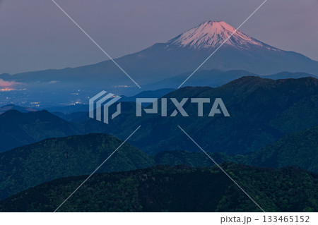 丹沢表尾根・三ノ塔から見る夜明けの富士山 133465152
