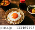 朝食の目玉焼きご飯と豆腐の味噌汁 133465198