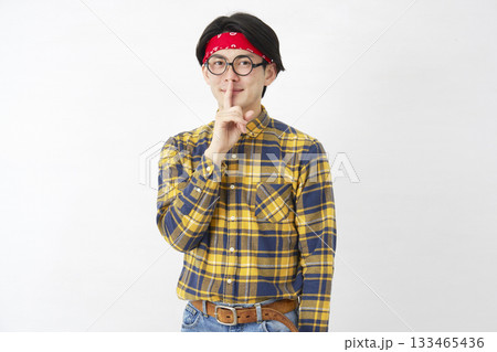 アキバ系の男性　秘密のジェスチャー　白背景 133465436