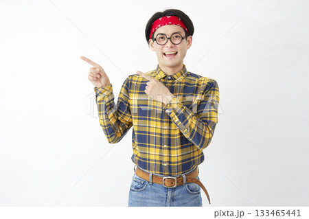 アキバ系の男性　左側を指差す　白背景 133465441