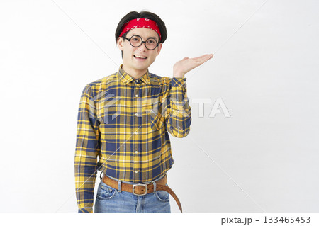 アキバ系の男性　右側を手のひらで指す　白背景 133465453