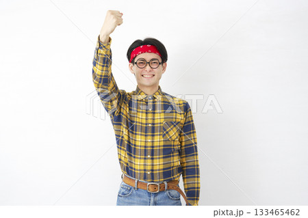 アキバ系の男性　ガッツポーズ　白背景 133465462