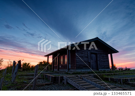 丹沢表尾根・三ノ塔の山小屋と朝焼け空 丹沢表尾根・三ノ塔の山小屋と朝焼け空 133465571