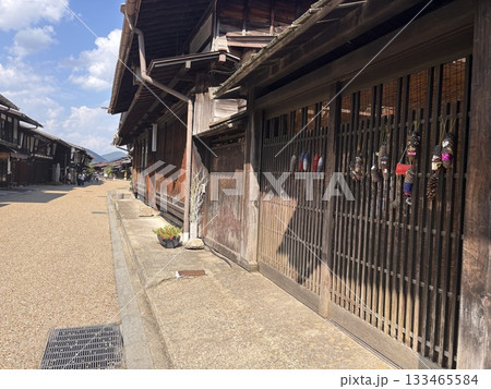宿場町の軒先に並ぶ人形（8月 長野県塩尻市 奈良井宿） 133465584