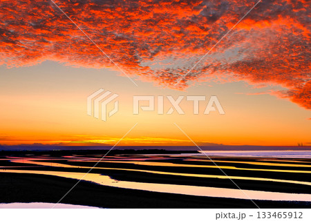 真玉海岸の美しい夕焼け雲 133465912