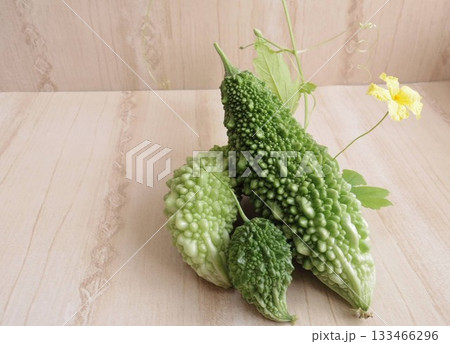 ベランダ菜園でできたゴーヤー ベランダ菜園でできたゴーヤー 133466296