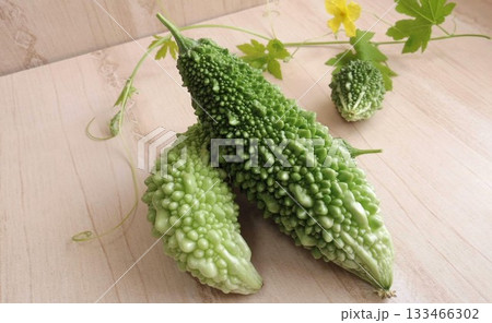 ベランダ菜園でできたゴーヤー 133466302