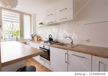 Discover a Modern Minimalist Kitchen with ample Natural Light and a Functional Design Discover a Modern Minimalist Kitchen with ample Natural Light and a Functional Design 133466448