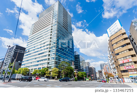 東京都 靖国通り田安門交差点から見る晴天の九段下市街風景 東京都 靖国通り田安門交差点から見る晴天の九段下市街風景 133467255