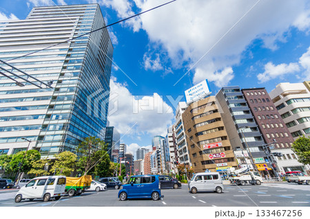 東京都 靖国通り田安門交差点から見る晴天の九段下市街風景 東京都 靖国通り田安門交差点から見る晴天の九段下市街風景 133467256