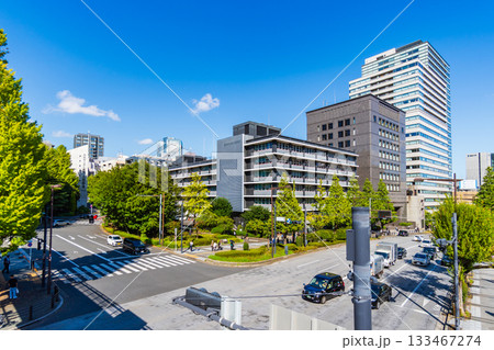 東京都 靖国通り田安門交差点から見る晴天の九段下市街風景 東京都 靖国通り田安門交差点から見る晴天の九段下市街風景 133467274