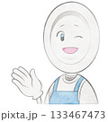 エプロンをつけたお皿のキャラクター（手で示す・明るいウィンク） 133467473