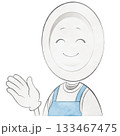 エプロンをつけたお皿のキャラクター（手で示す・にっこり） 133467475